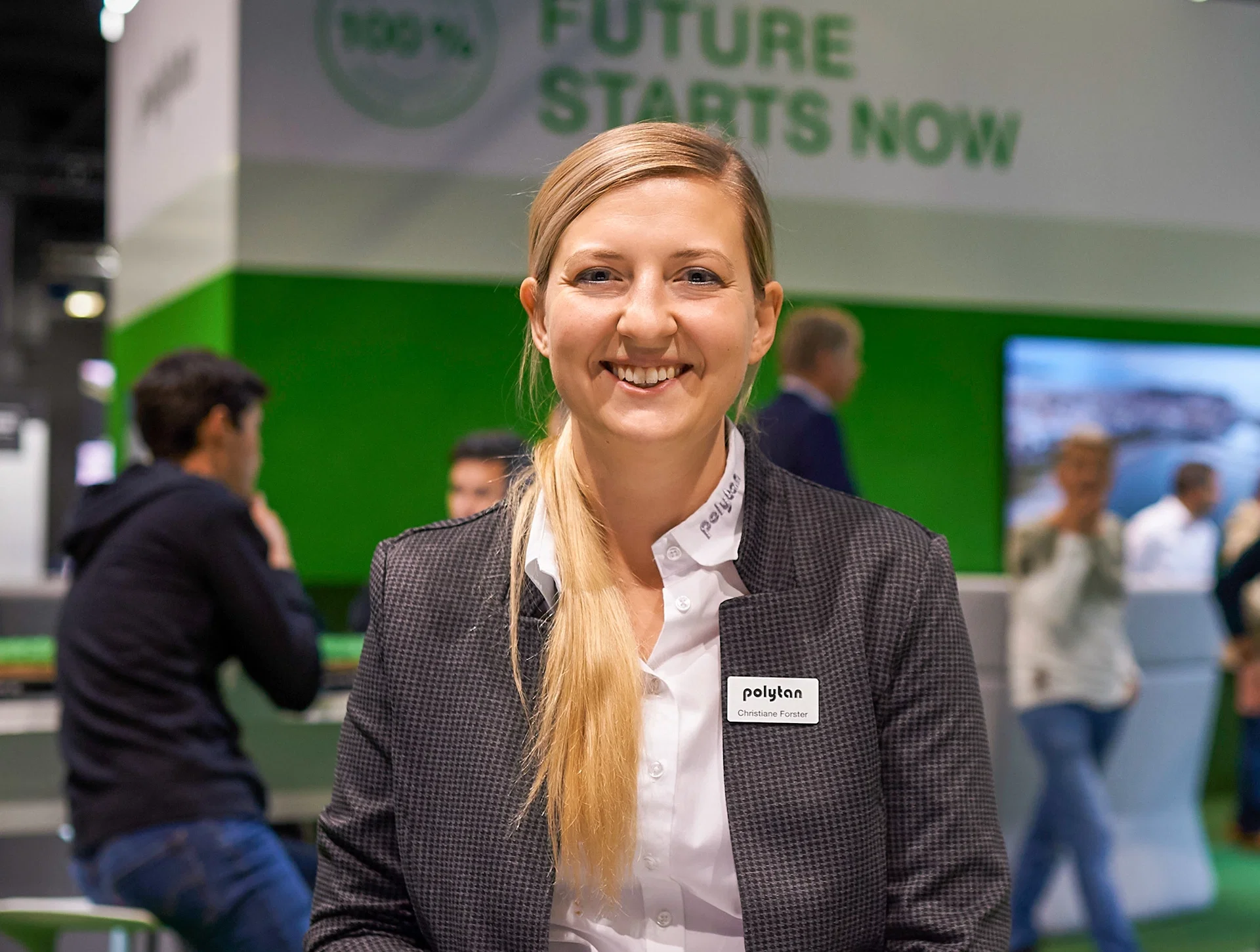 Vertriebler auf Messestand